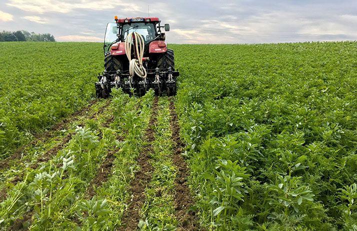 L’achat du strip-till en 2013 était couplé à l’investissement dans un système de guidage RTK. Patrice L’Escop n’imagine pas d’autre moyen pour passer trois fois à la même place sans difficulté. © : Patrice L’Escop